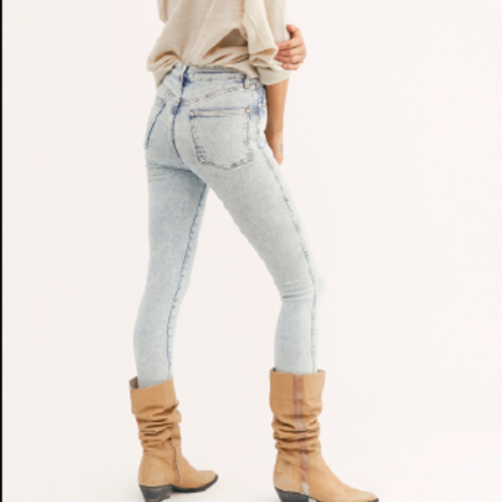 Free People Raw High Rise Jegging in Acid Wash